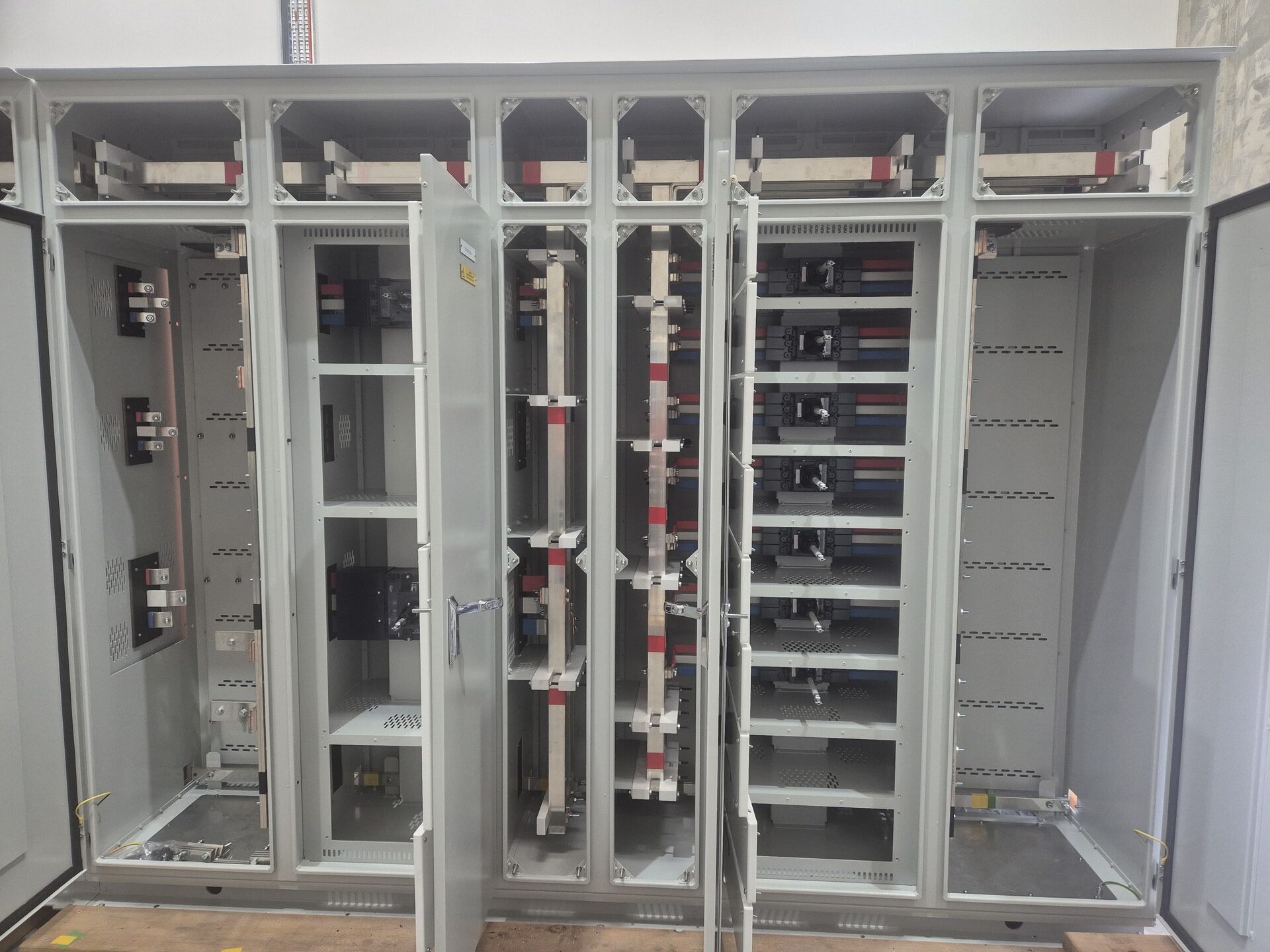 HTC Coldstores — chassis and cable zones during fit-out